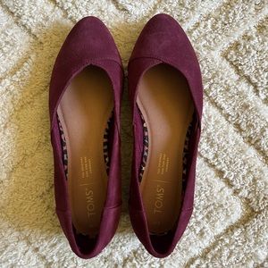 TOMS brand women’s Jutti Neat Flat in maroon suede
